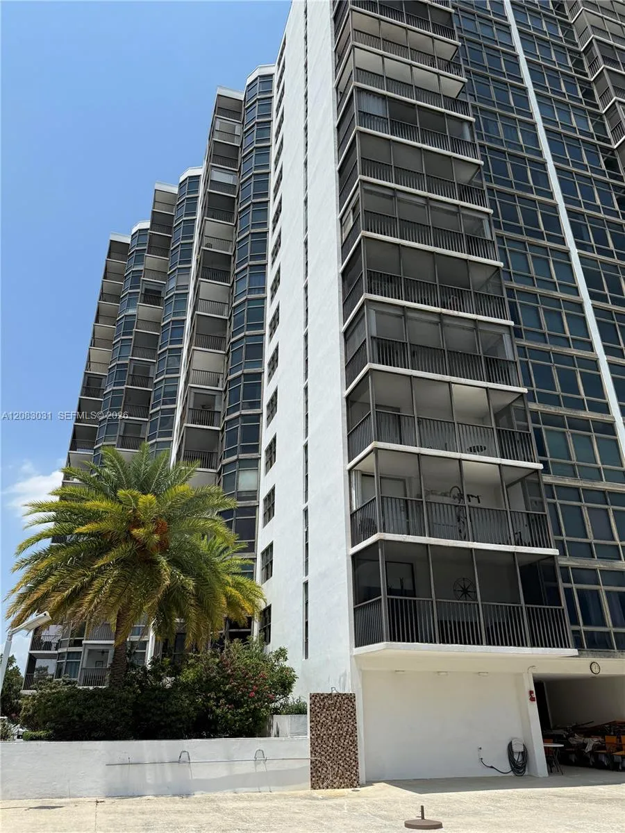 3375 Country Club Dr #1004 Aventura, FL 33180