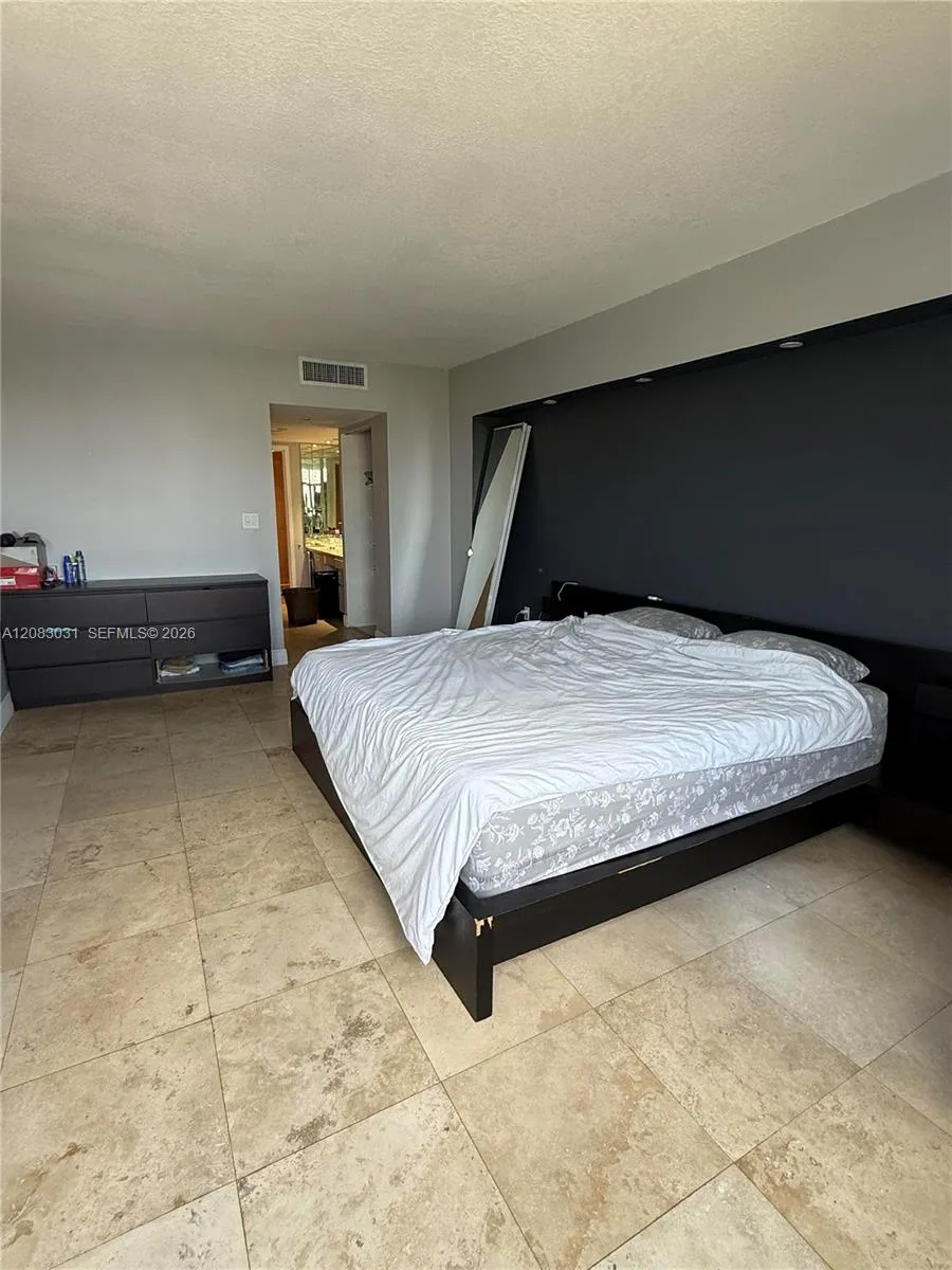 3375 Country Club Dr #1004 Aventura, FL 33180