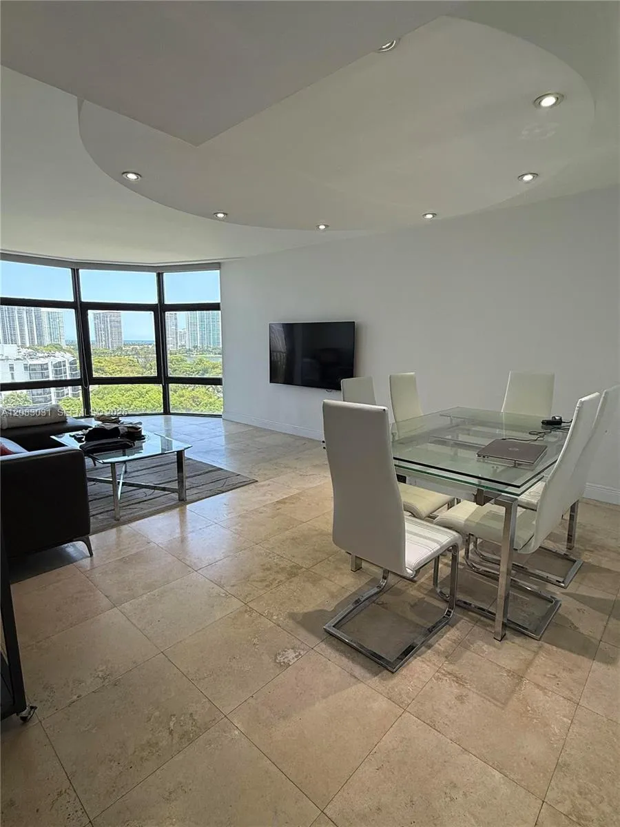 3375 Country Club Dr #1004 Aventura, FL 33180