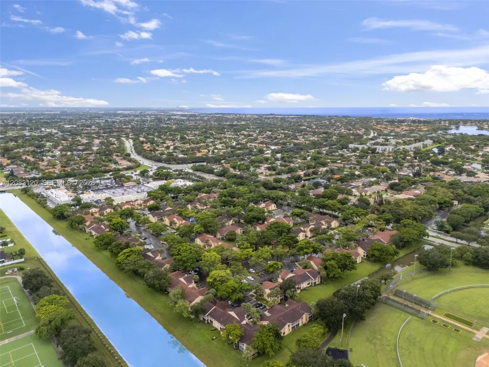 1076 Coral Club Dr #1076 Coral Springs, FL 33071