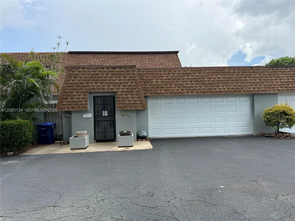 19233 E Lake Dr #19233 Hialeah, FL 33015