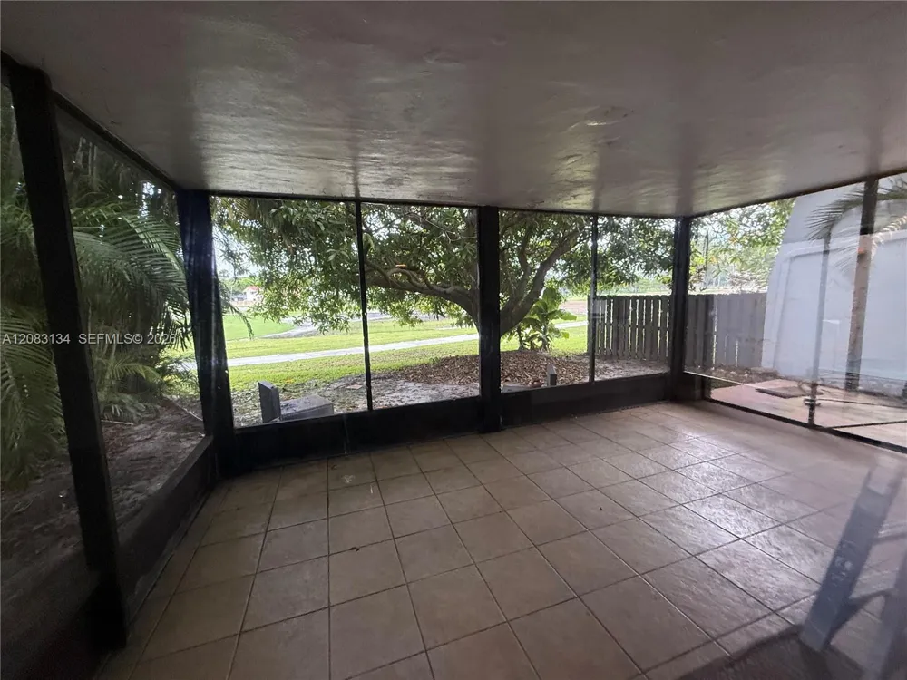 19233 E Lake Dr #19233 Hialeah, FL 33015