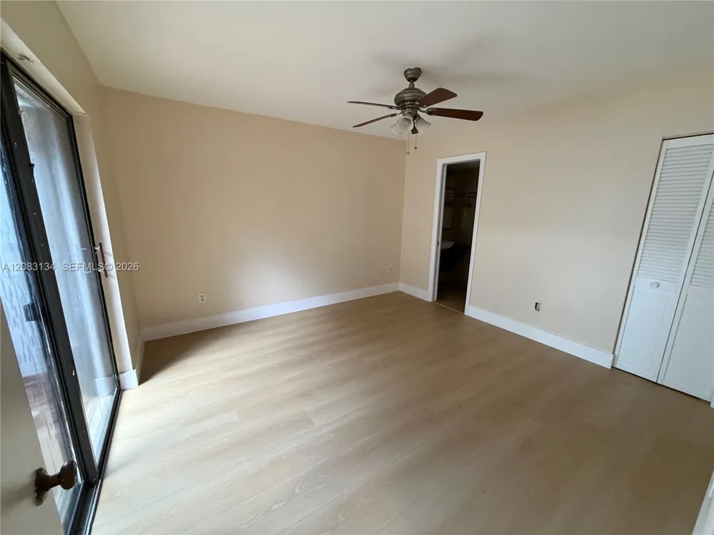 19233 E Lake Dr #19233 Hialeah, FL 33015