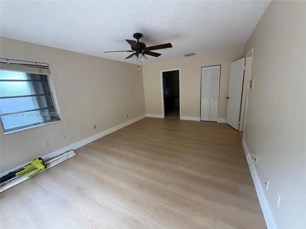 19233 E Lake Dr #19233 Hialeah, FL 33015