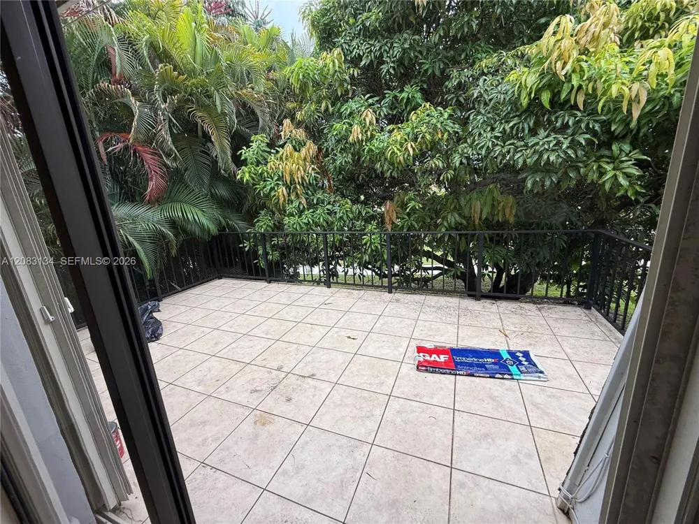 19233 E Lake Dr #19233 Hialeah, FL 33015