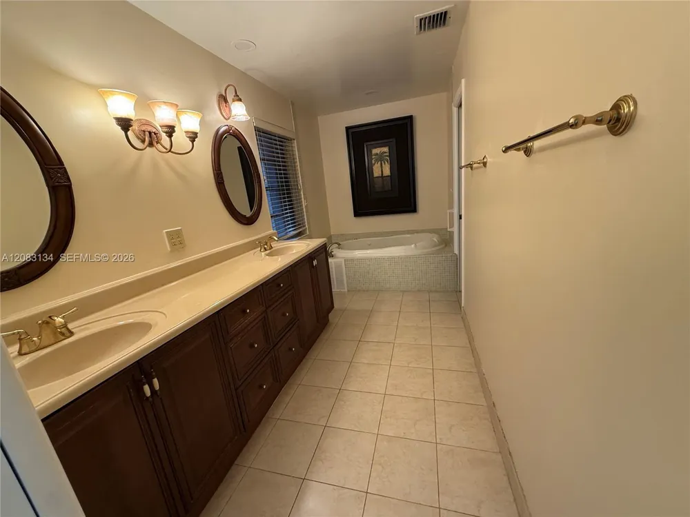19233 E Lake Dr #19233 Hialeah, FL 33015