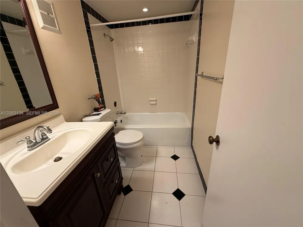 19233 E Lake Dr #19233 Hialeah, FL 33015
