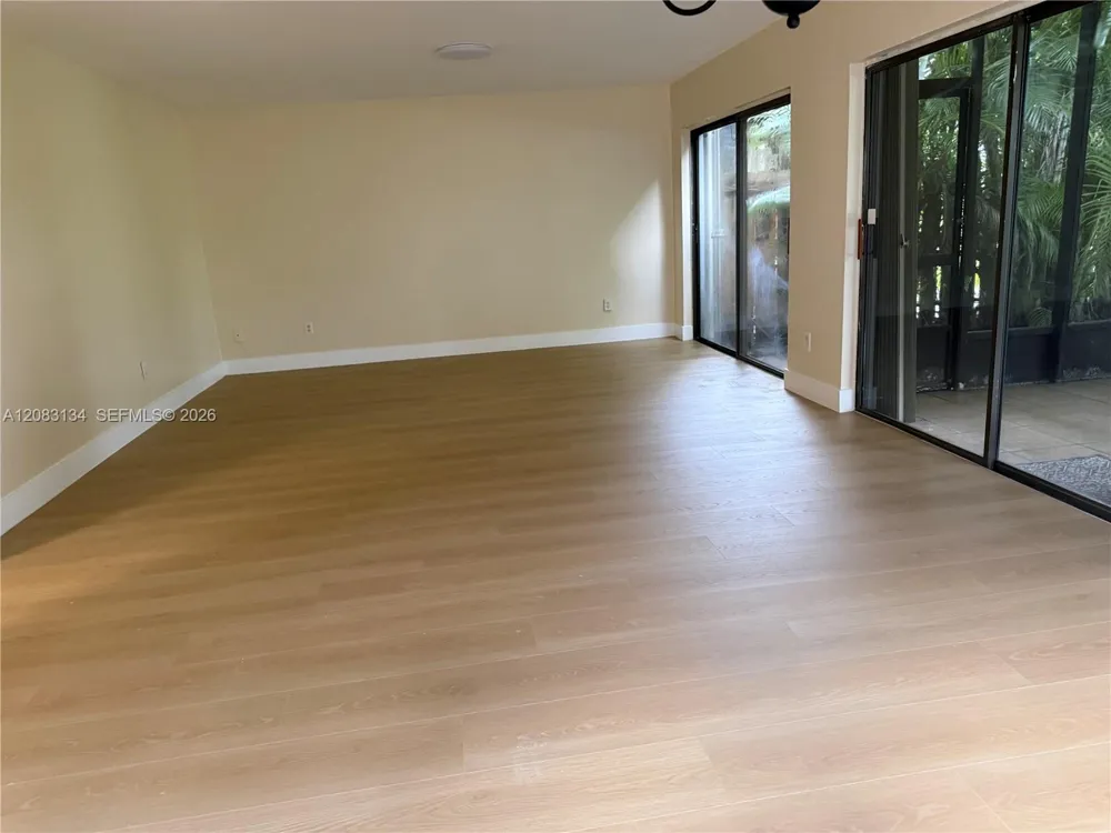 19233 E Lake Dr #19233 Hialeah, FL 33015