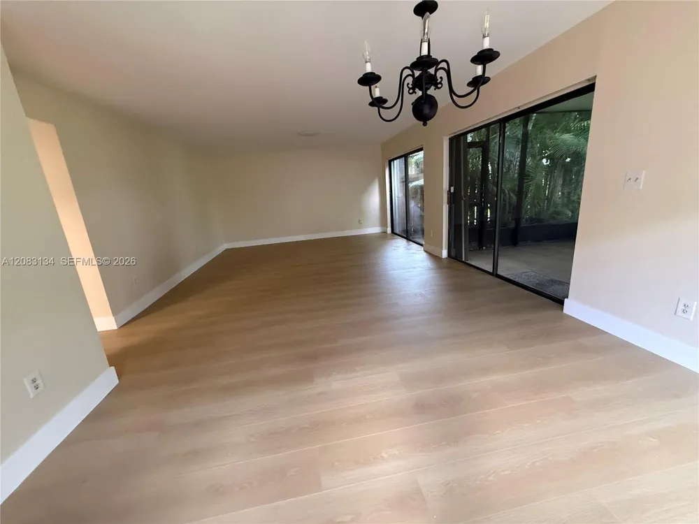 19233 E Lake Dr #19233 Hialeah, FL 33015