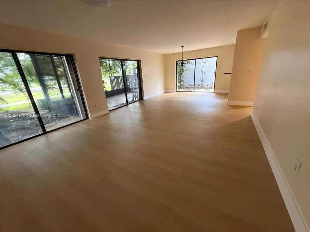 19233 E Lake Dr #19233 Hialeah, FL 33015
