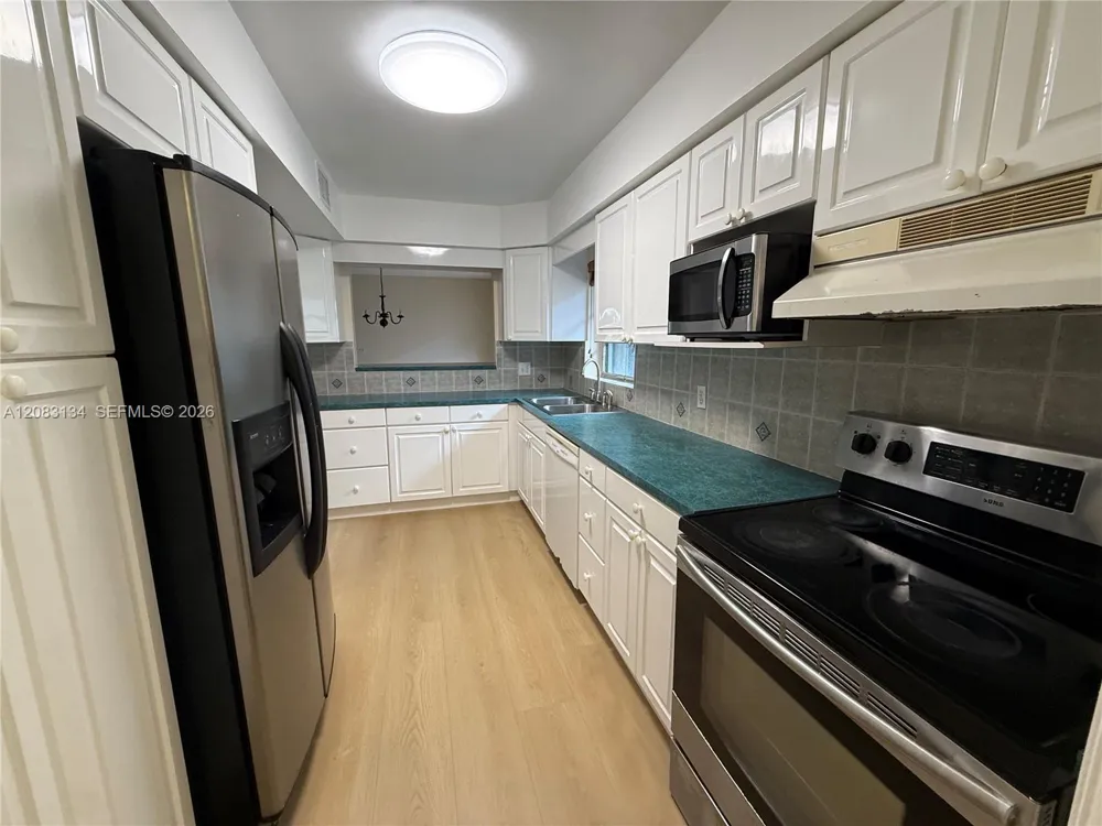 19233 E Lake Dr #19233 Hialeah, FL 33015