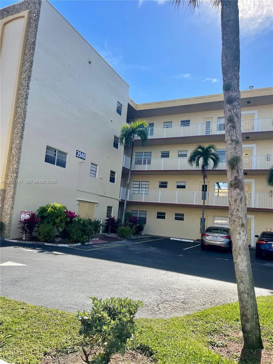 3940 NW 42nd Ave #321 Lauderdale Lakes, FL 33319