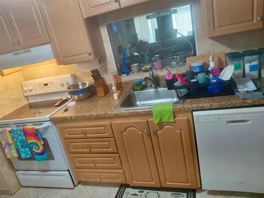 3940 NW 42nd Ave #321 Lauderdale Lakes, FL 33319