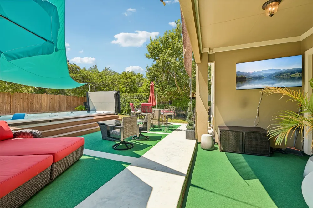 213 Lake Como Drive Lakeway, TX 78734