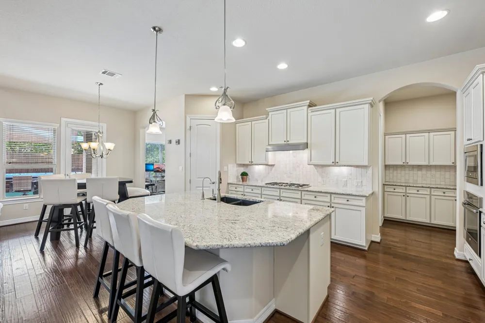 213 Lake Como Drive Lakeway, TX 78734