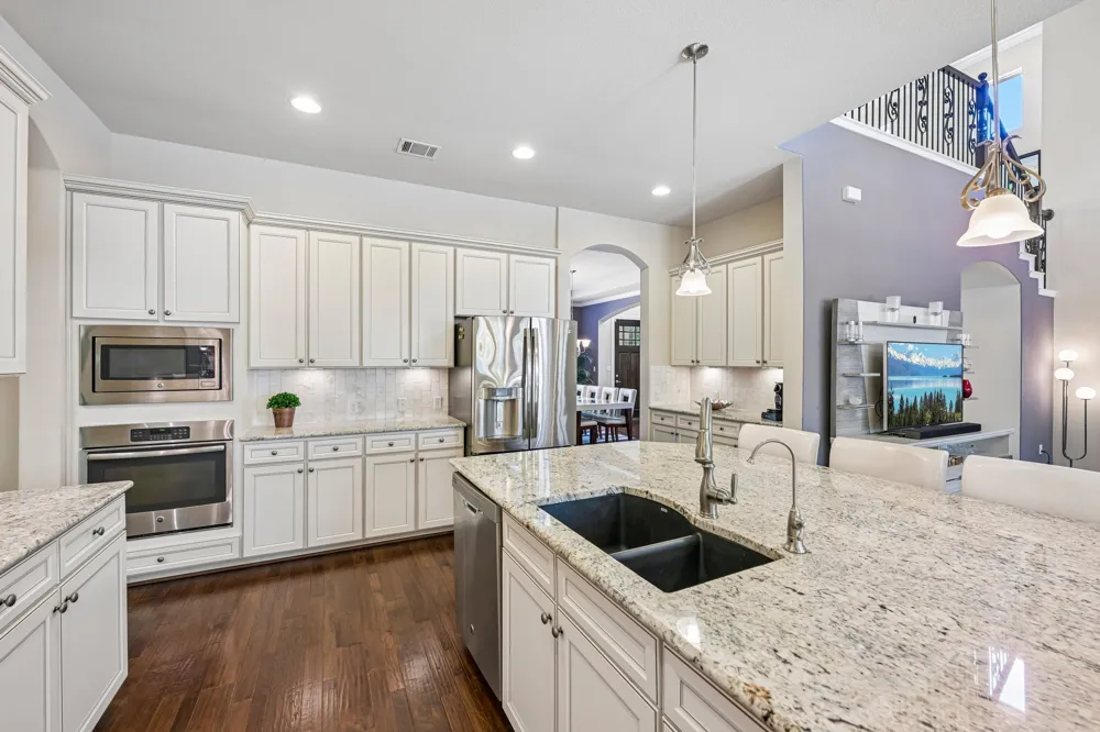213 Lake Como Drive Lakeway, TX 78734