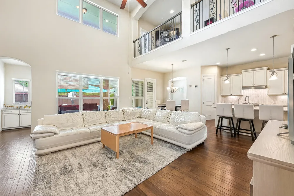 213 Lake Como Drive Lakeway, TX 78734
