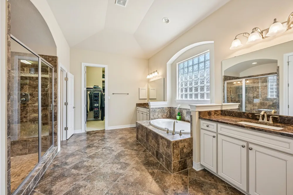 213 Lake Como Drive Lakeway, TX 78734