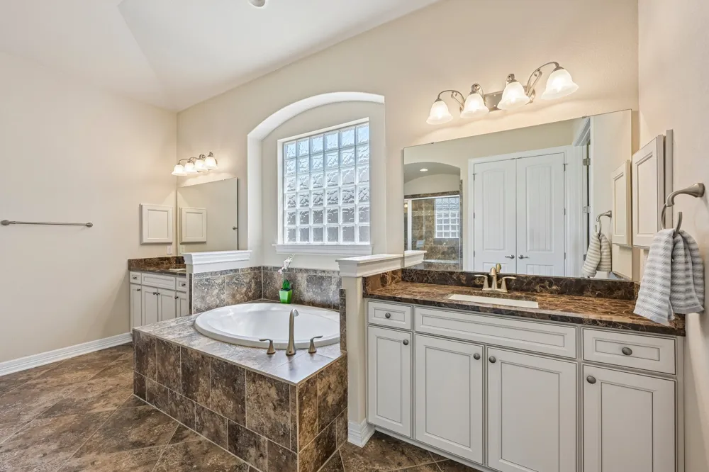 213 Lake Como Drive Lakeway, TX 78734