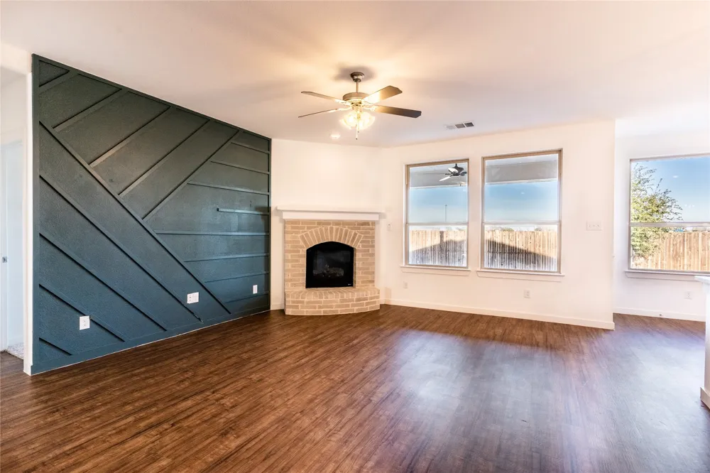 1123 Bantham Forney, TX 75126