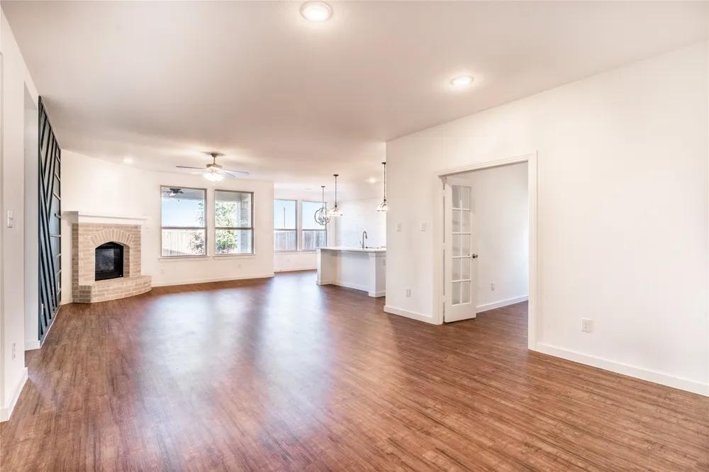 1123 Bantham Forney, TX 75126