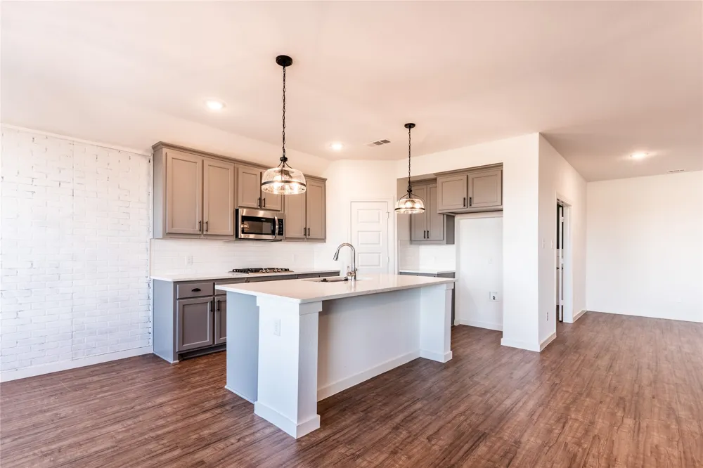 1123 Bantham Forney, TX 75126