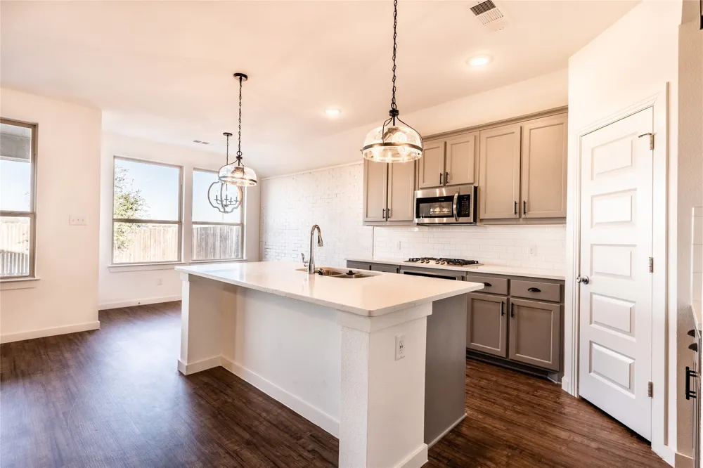 1123 Bantham Forney, TX 75126