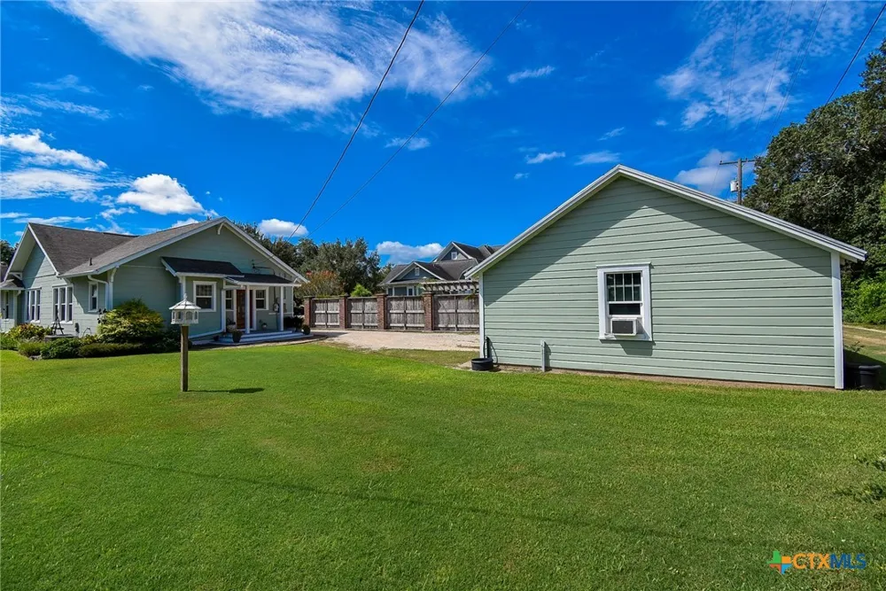 210 W Calhoun Street El Campo, TX 77437