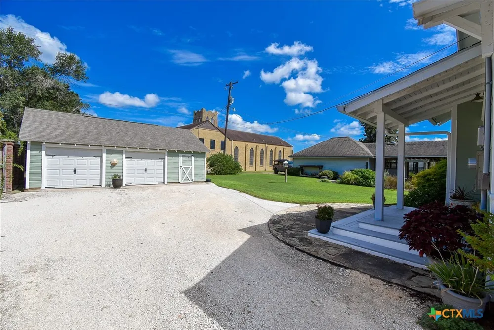 210 W Calhoun Street El Campo, TX 77437