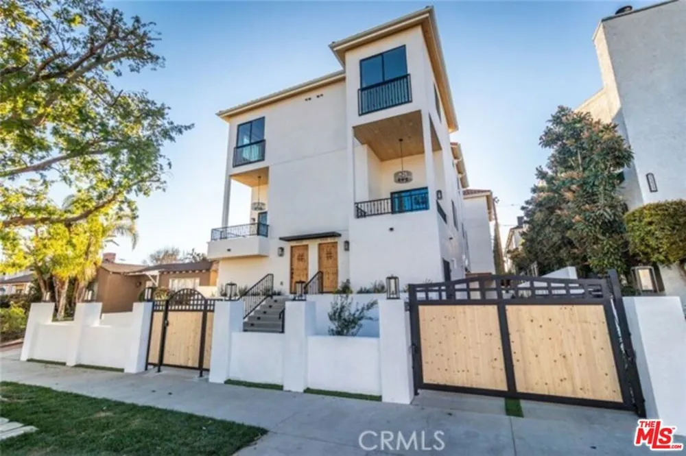 5325 Ben Avenue #1/2 Valley Village, CA 91607