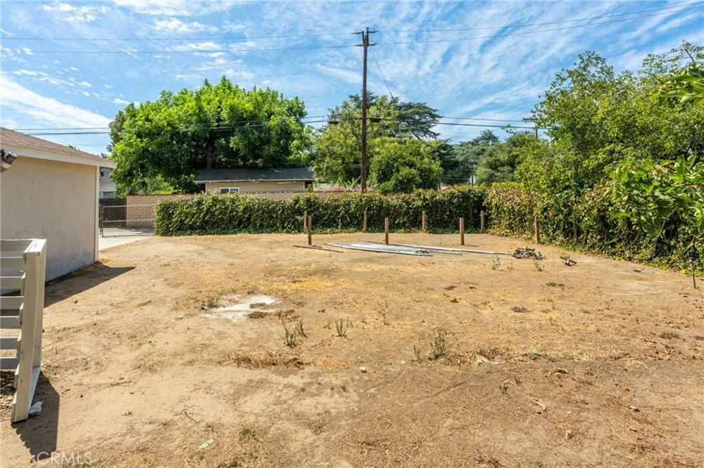 2450 I La Verne, CA 91750