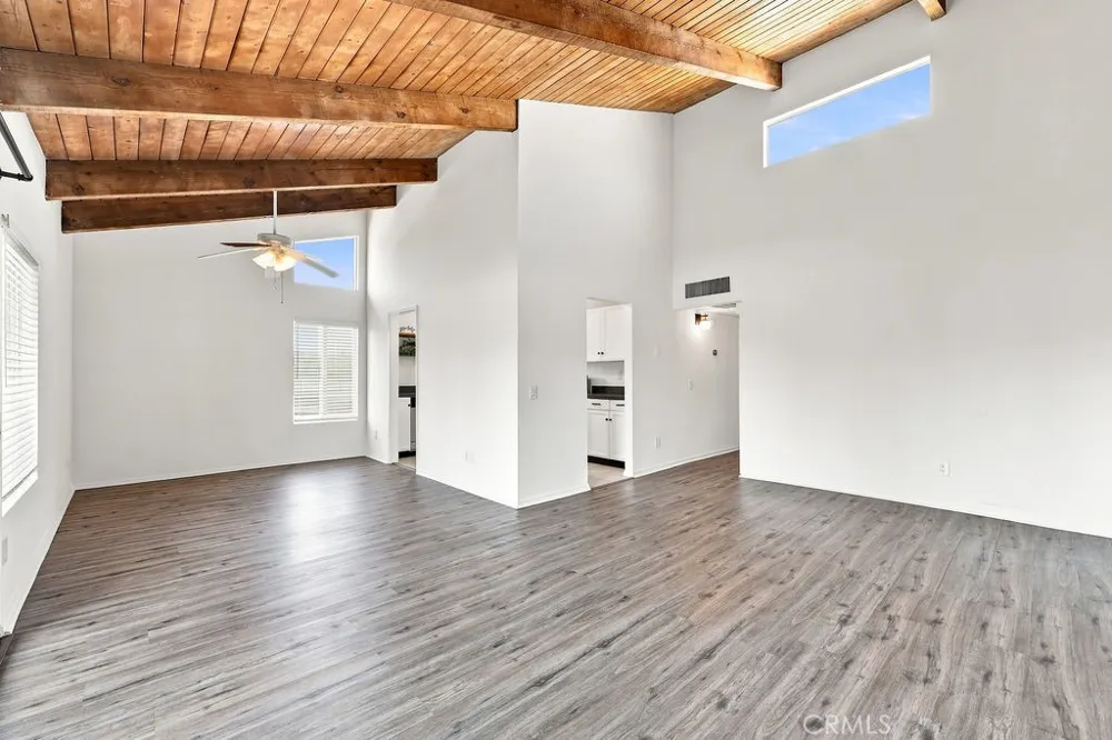 18350 Hatteras #211 Tarzana, CA 91356