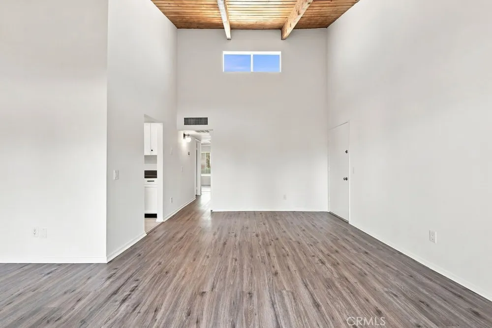 18350 Hatteras #211 Tarzana, CA 91356