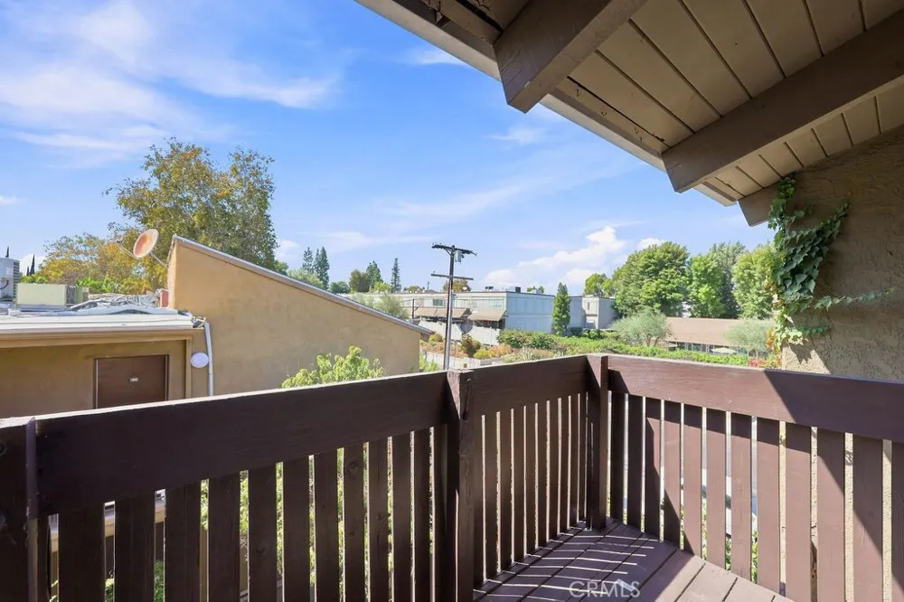 18350 Hatteras #211 Tarzana, CA 91356