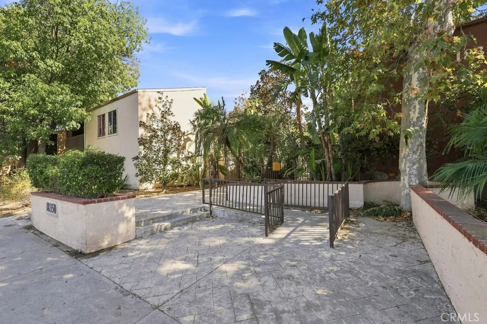 18350 Hatteras #211 Tarzana, CA 91356