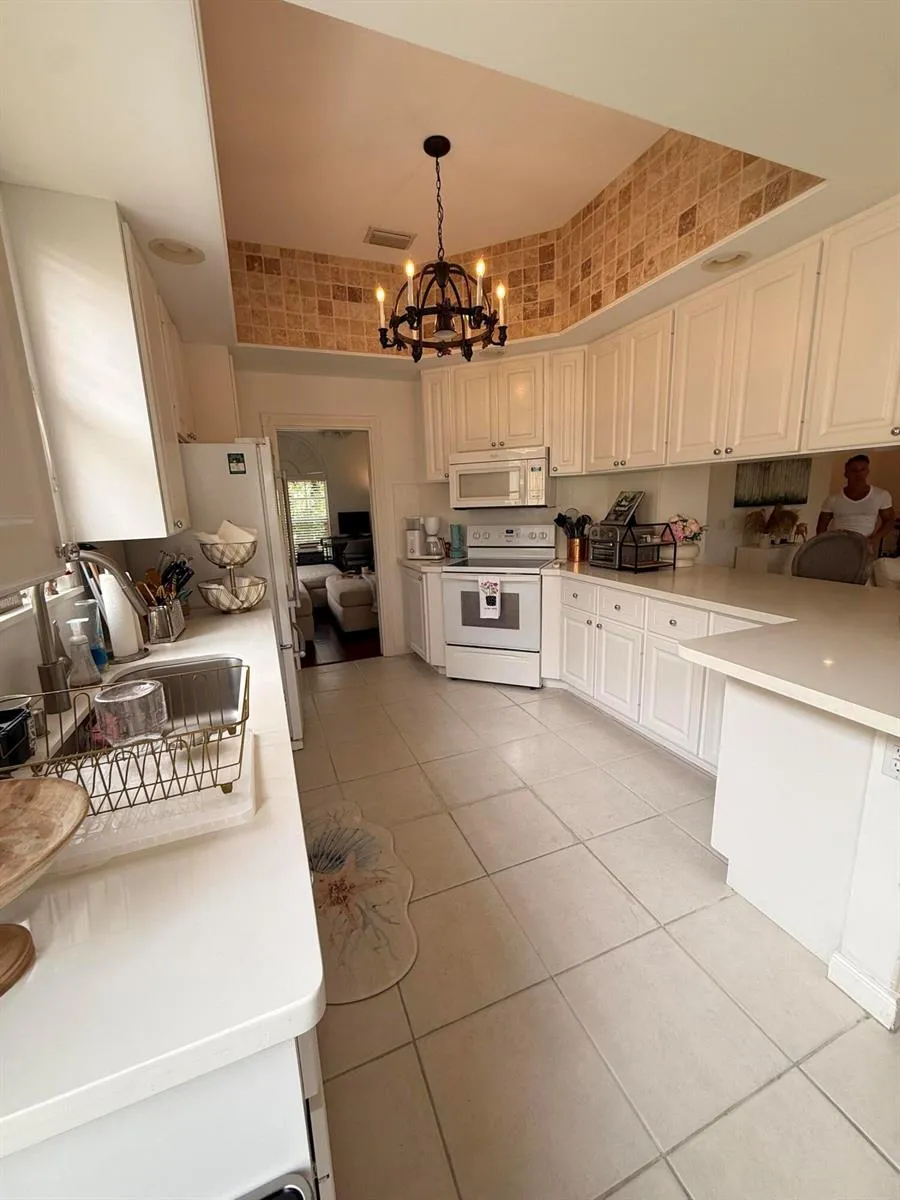8095 LABORIE LANE Wellington, FL 33414
