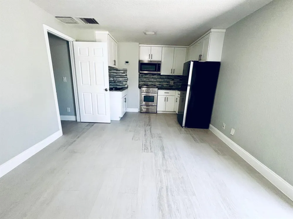 2725 Prairie Lane Palm Springs, FL 33406
