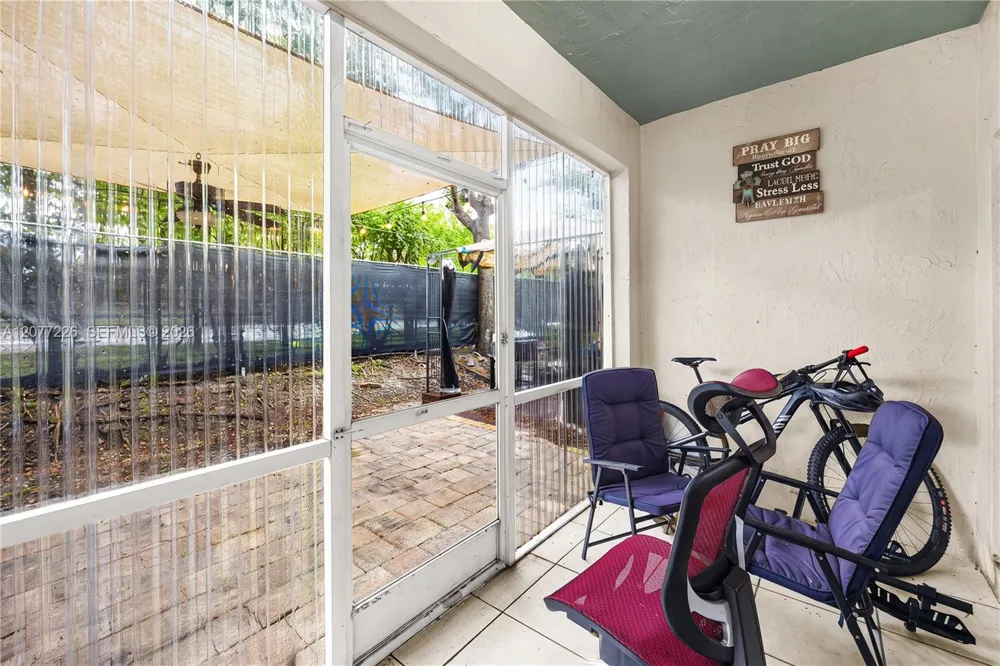 762 SW 122nd Ter Pembroke Pines, FL 33025
