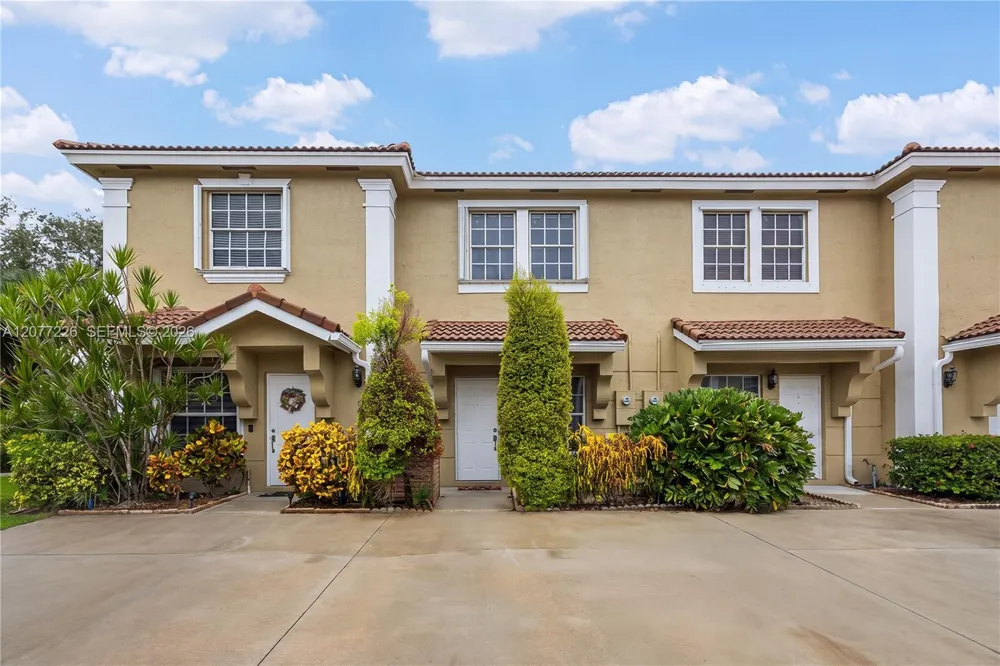 762 SW 122nd Ter Pembroke Pines, FL 33025