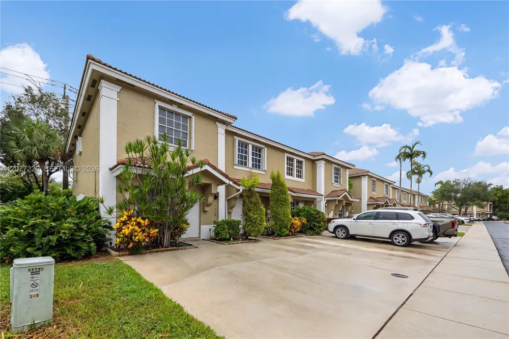 762 SW 122nd Ter Pembroke Pines, FL 33025