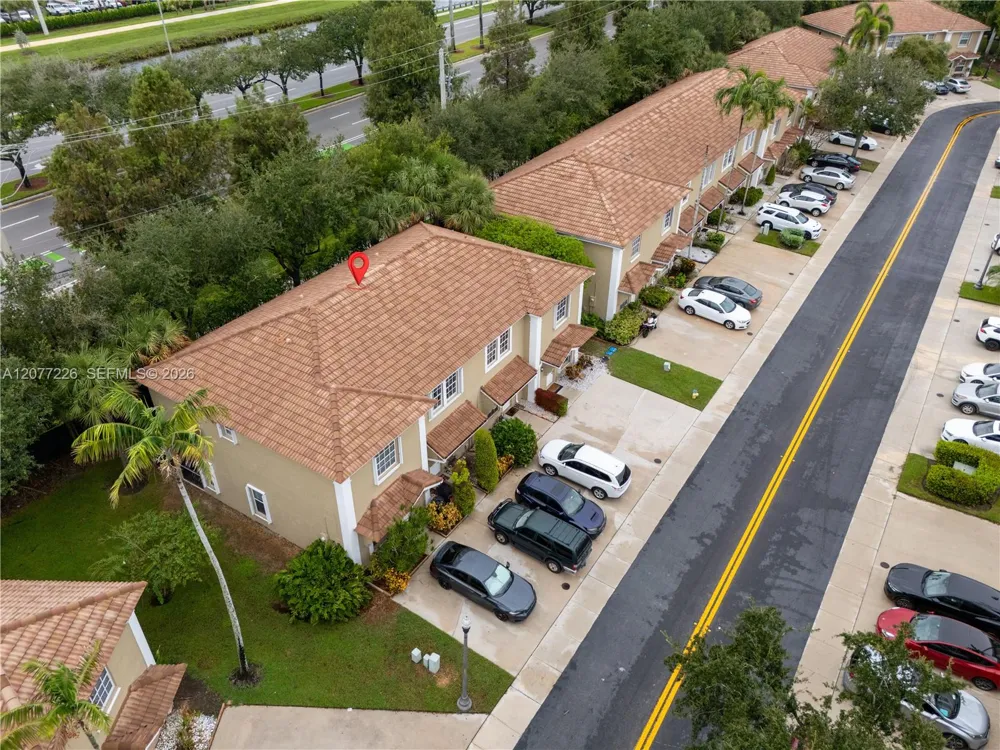 762 SW 122nd Ter Pembroke Pines, FL 33025