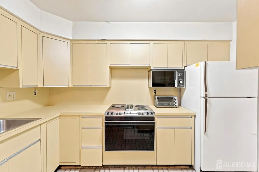 16 Irongate Metuchen, NJ 08840