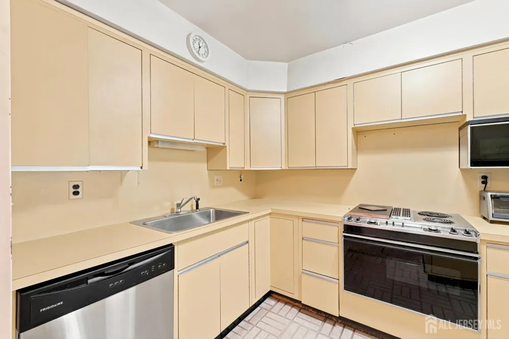 16 Irongate Metuchen, NJ 08840