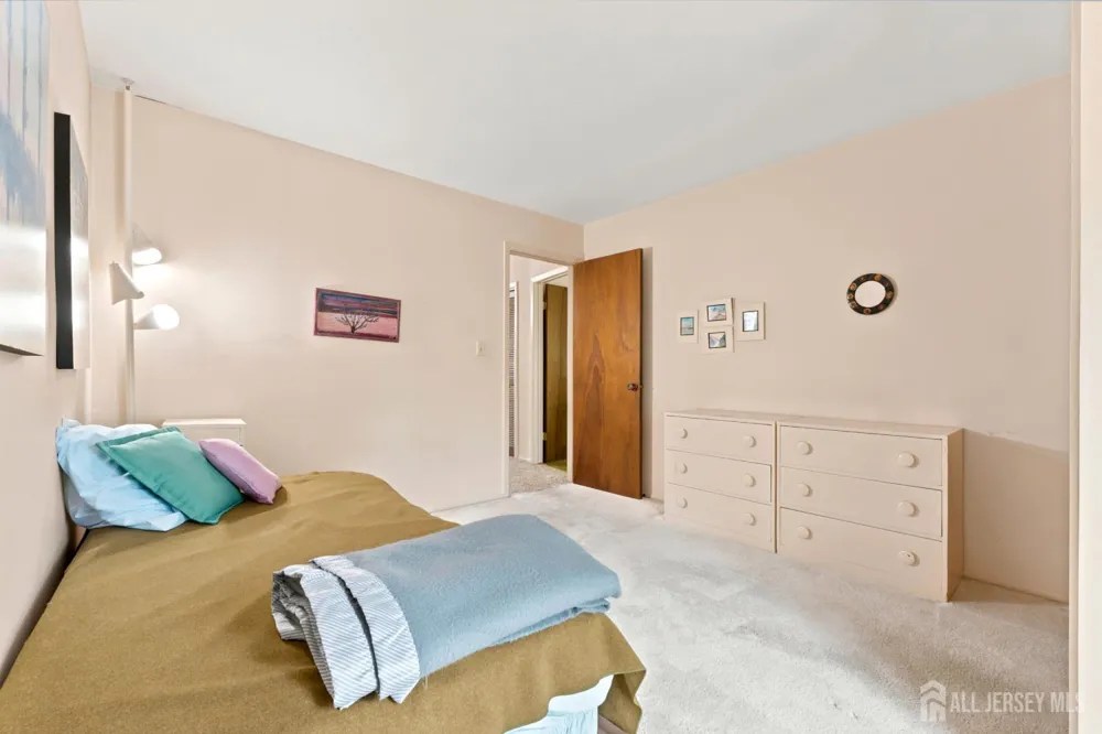 16 Irongate Metuchen, NJ 08840