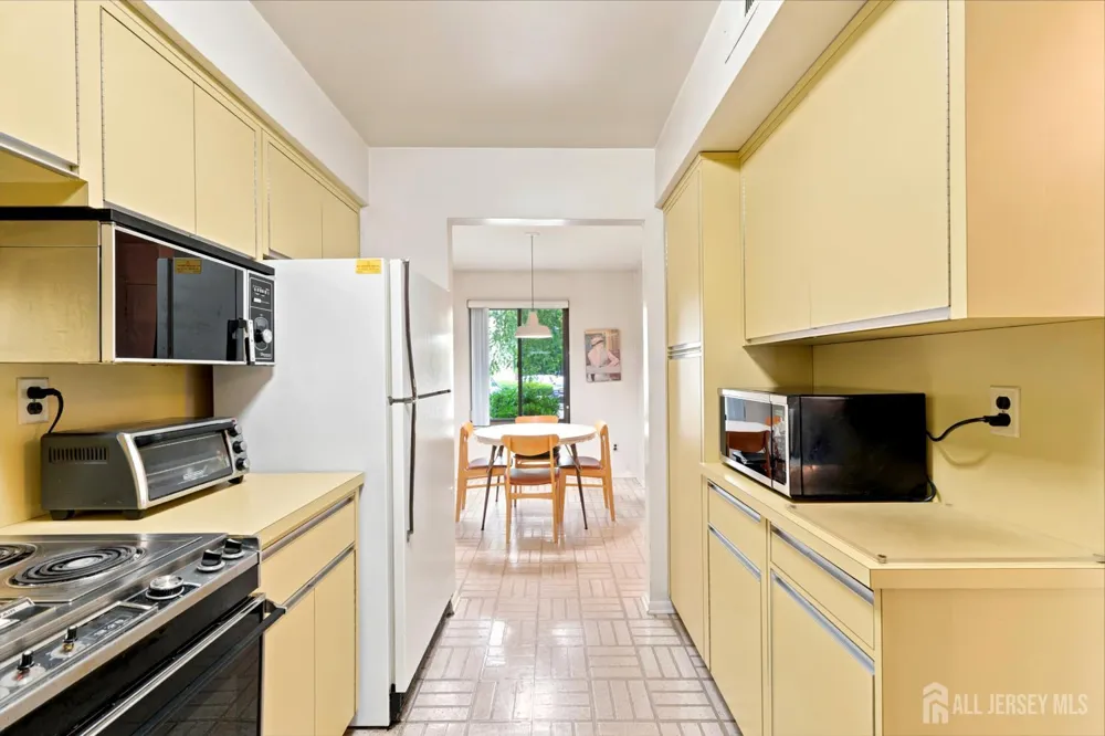16 Irongate Metuchen, NJ 08840