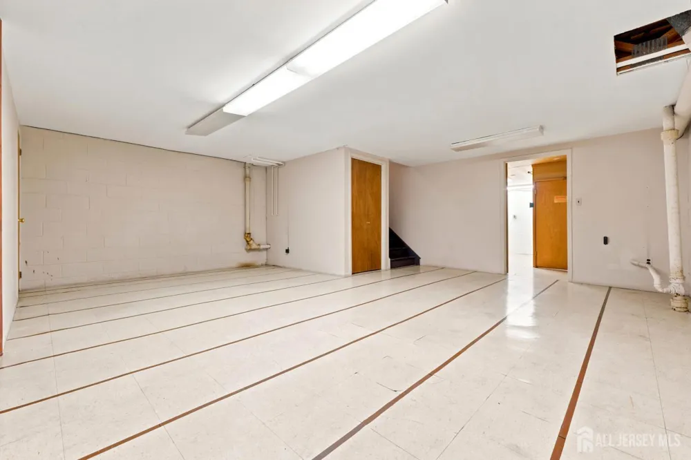 16 Irongate Metuchen, NJ 08840
