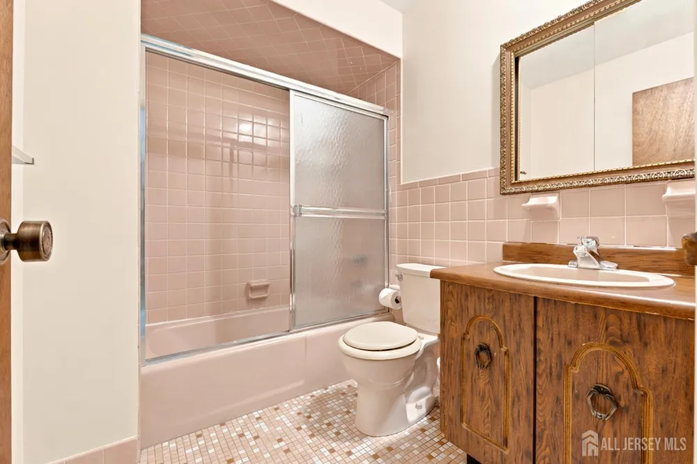 16 Irongate Metuchen, NJ 08840