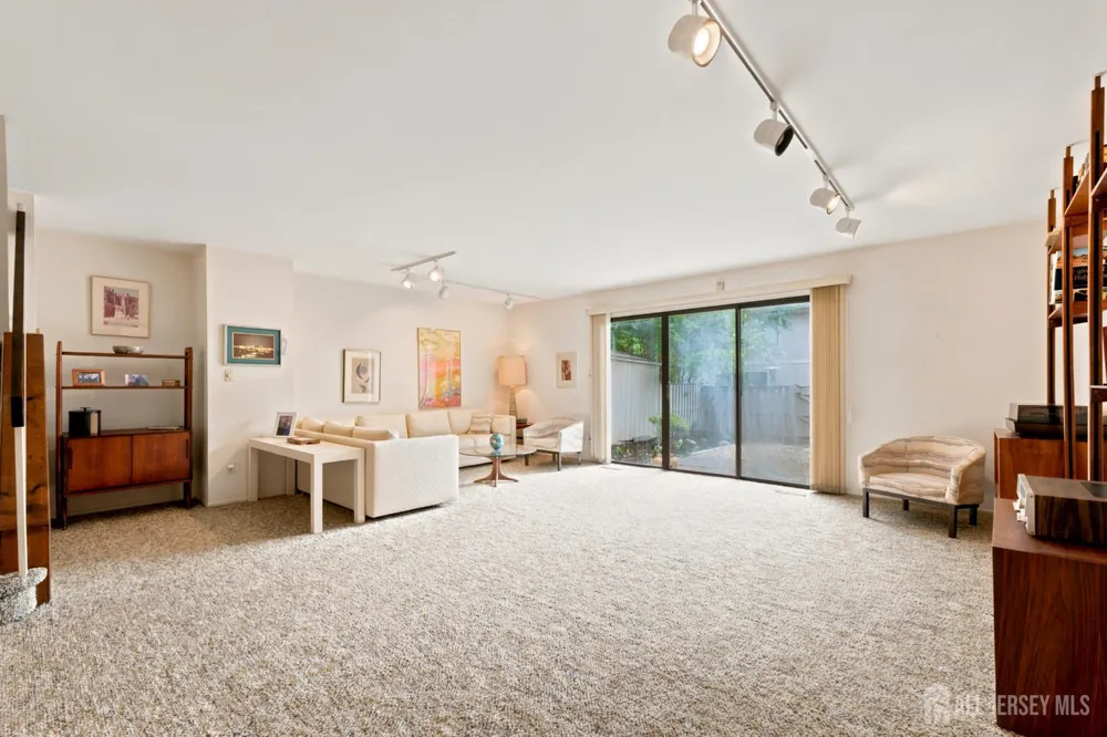 16 Irongate Metuchen, NJ 08840