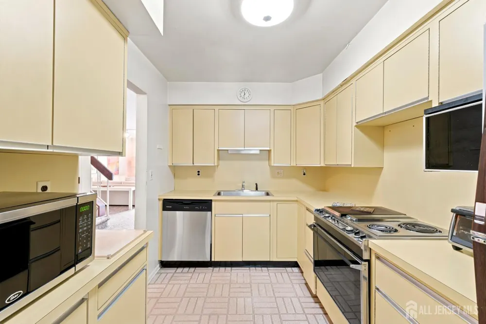 16 Irongate Metuchen, NJ 08840