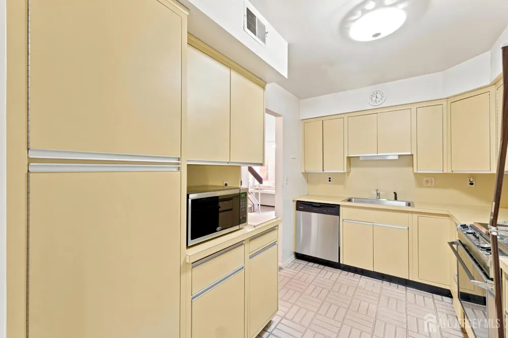 16 Irongate Metuchen, NJ 08840